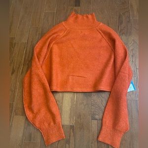 Not ever worn Arizona Jean Co, cropped turtle neck long sleeve.
